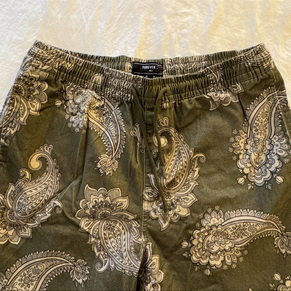 Forever 21 Men’s Paisley Print Shorts in Olive Green | NEW | size M - Picture 2 of 8
